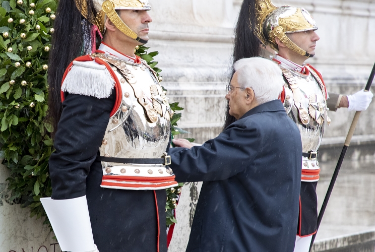 Mattarella Rende Omaggio All Altare Della Patria La Voce News